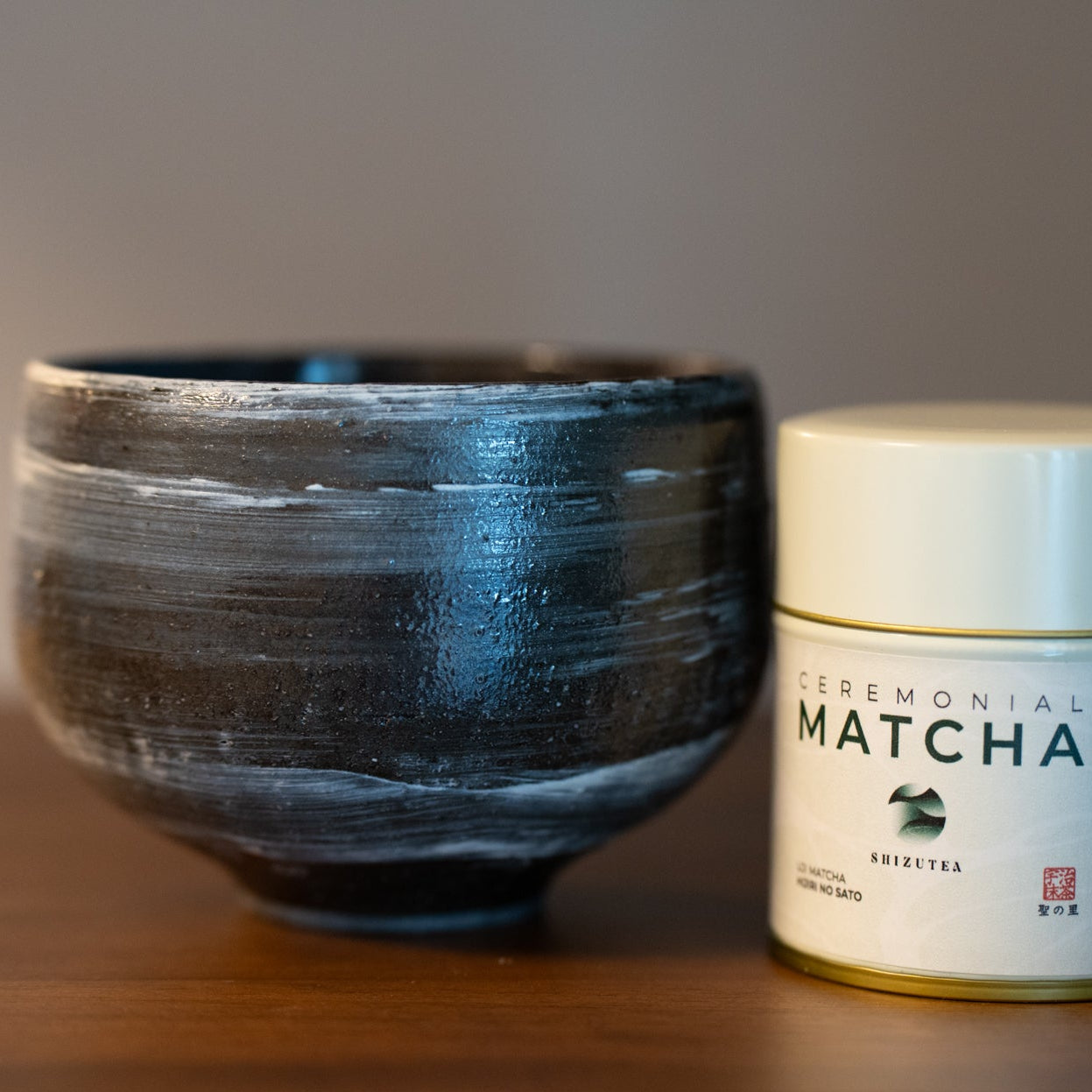 MIZUKI (水月) Matcha Bowl + Two Cans of Hijiri no Sato Matcha